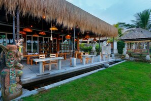 Outdoor dining - Private Pool, One Bedroom Villa Rice Field View near Ubud (Ubud)