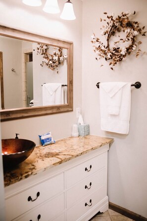 Shower, hair dryer, towels - Crossroads Studio:  Steps Away from Historic Rt. 66 and Carthage Square (Carthage)