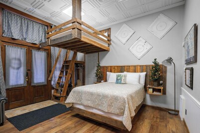 Crossroads Studio:  Steps Away from Historic Rt. 66 and Carthage Square