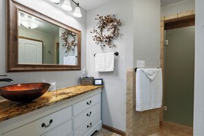 Dusj, hårføner og håndklær