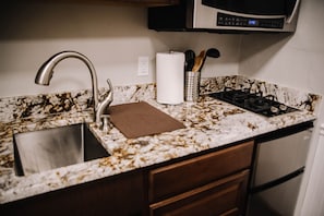 Een koelkast, een magnetron, een oven, een kookplaat