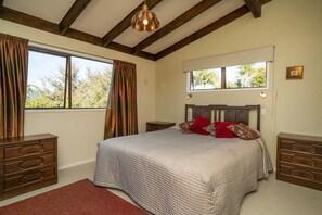 4 bedrooms, iron/ironing board, bed sheets