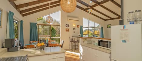 Kühlschrank, Mikrowelle, Ofen, Geschirrspüler