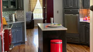 Frigorífic, microones, forn i placa de cuina