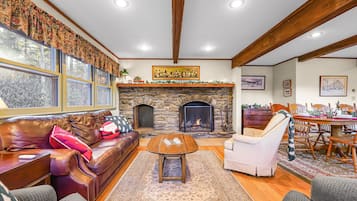 Een smart-tv, een open haard en een printer