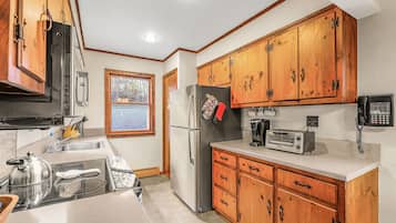 Een koelkast, een magnetron, een oven, een kookplaat