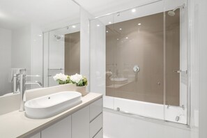 Combined shower/tub, hair dryer, towels, soap - H Residences Ocean View (Surfers Paradise)