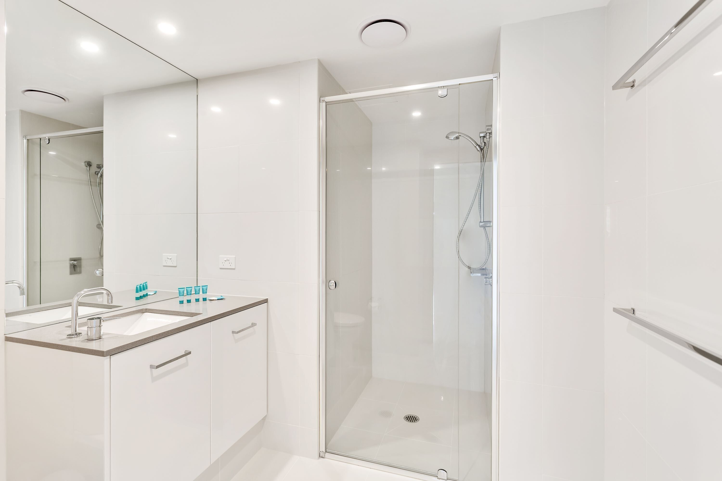 Circle on Cavill Skyhome Ocean View — image 12