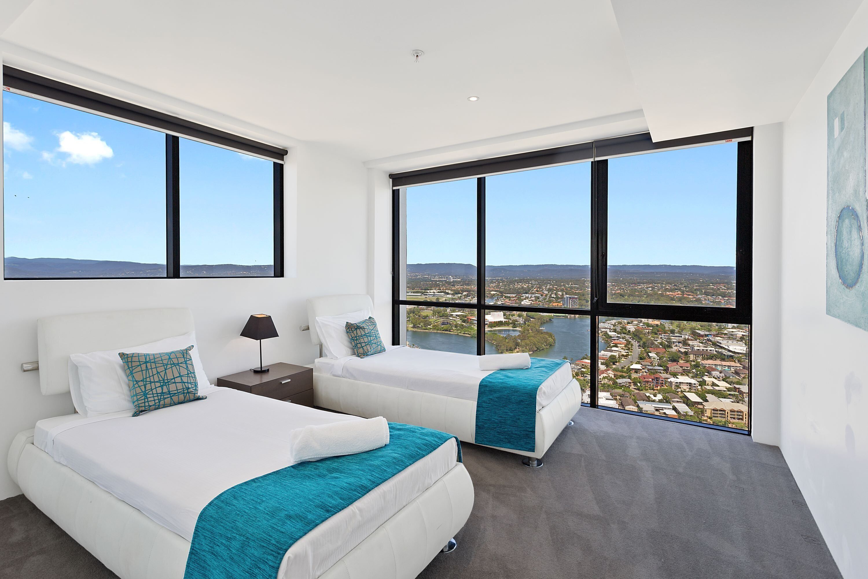 Circle on Cavill Skyhome Ocean View — image 7