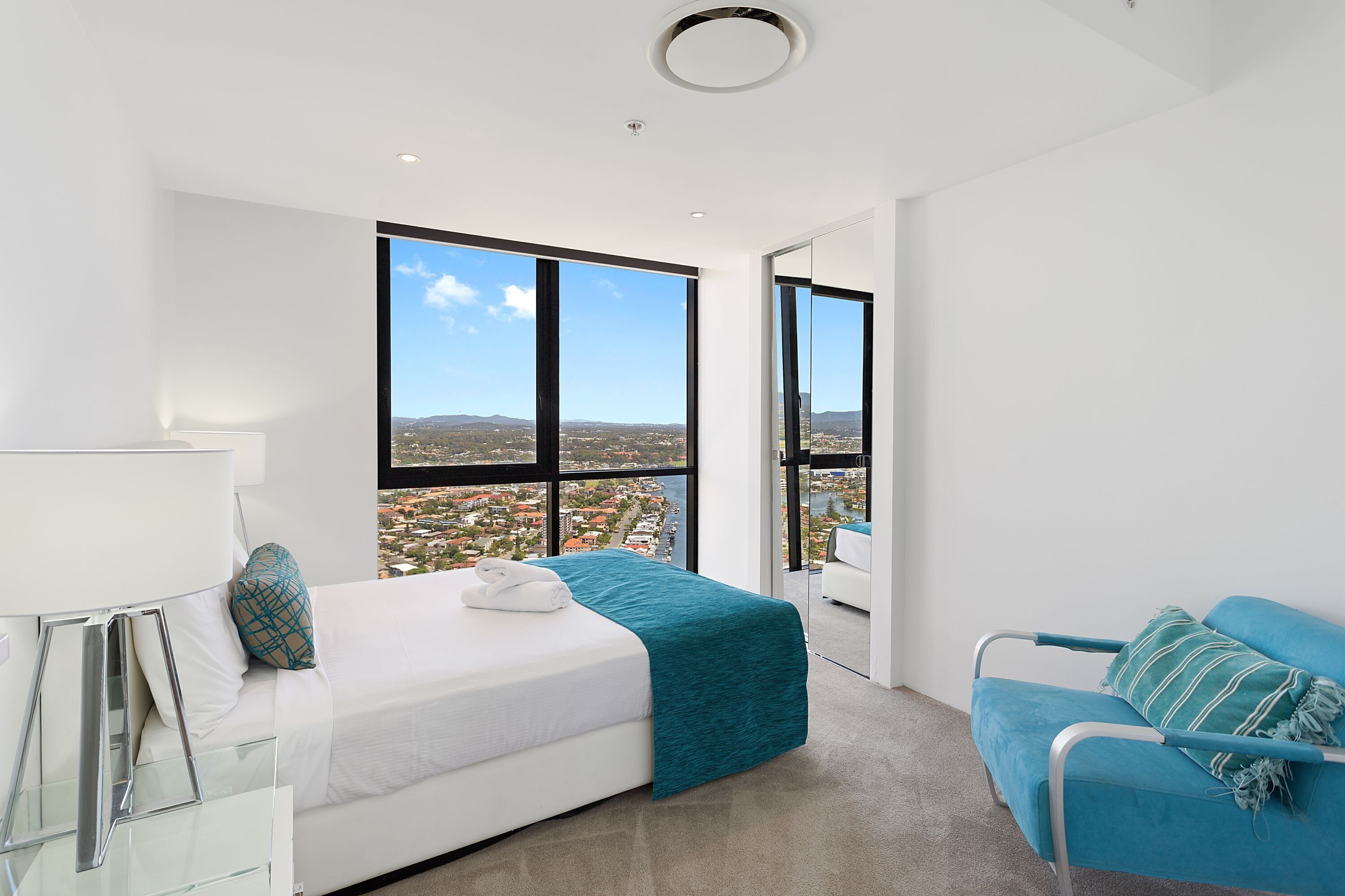 Circle on Cavill Skyhome Ocean View — image 6