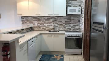 Køleskab, mikrobølgeovn, ovn, kogeplade