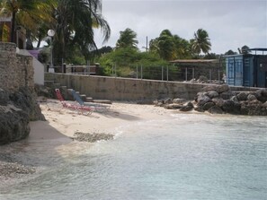 På stranden, solsenger og strandhåndklær