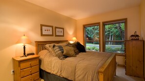 2 bedrooms, free WiFi, bed sheets - Ski-In-Ski-Out w/ Hot Tub Access & Fireplace (Whistler)