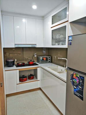 Fridge, microwave, cookware/dishes/utensils, ice maker