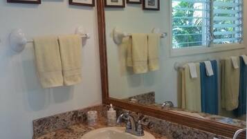 Ensemble douche/baignoire, sĂšche-cheveux, serviettes fournies, savon