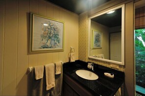Combined shower/bathtub, hair dryer, towels, soap