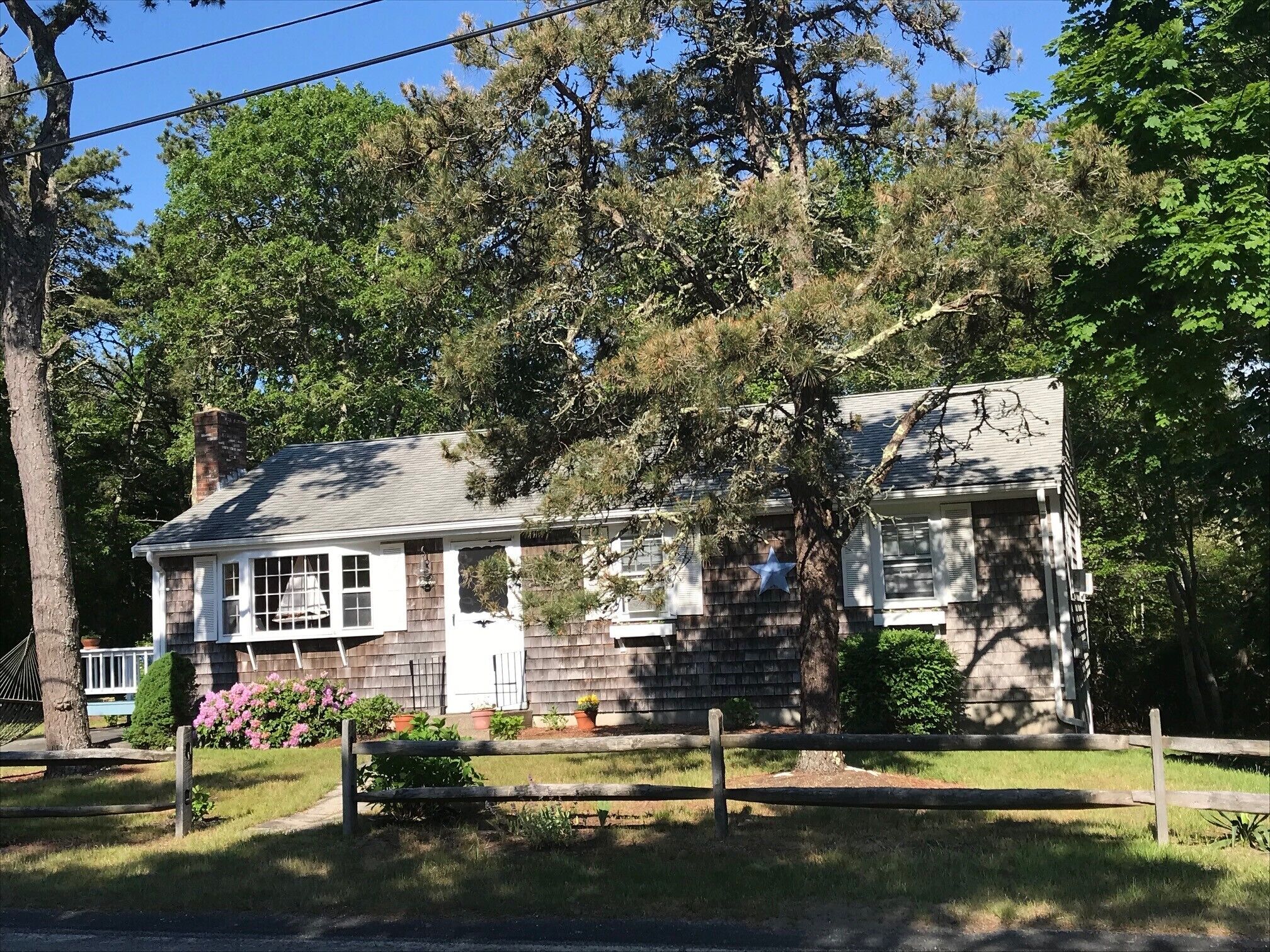 Charming Cape Cod Cottage on quiet cul de sac near beach