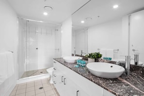 Combined shower/tub, hair dryer, towels, soap - Chevron Renaissance Ocean View (Surfers Paradise)
