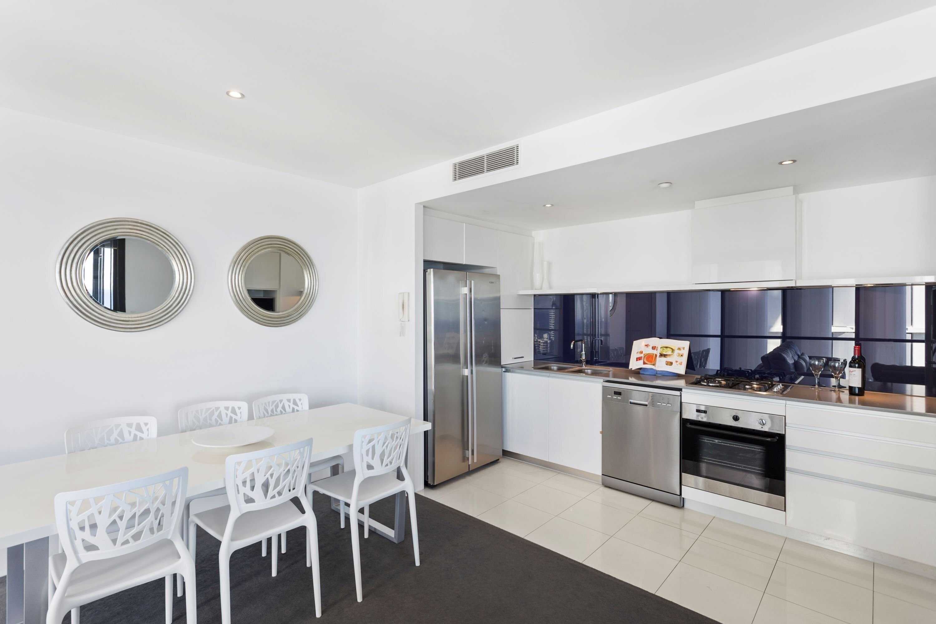 Circle on Cavill Ocean View — image 7