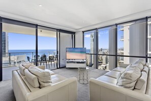 TV - Circle on Cavill Ocean View (Surfers Paradise)