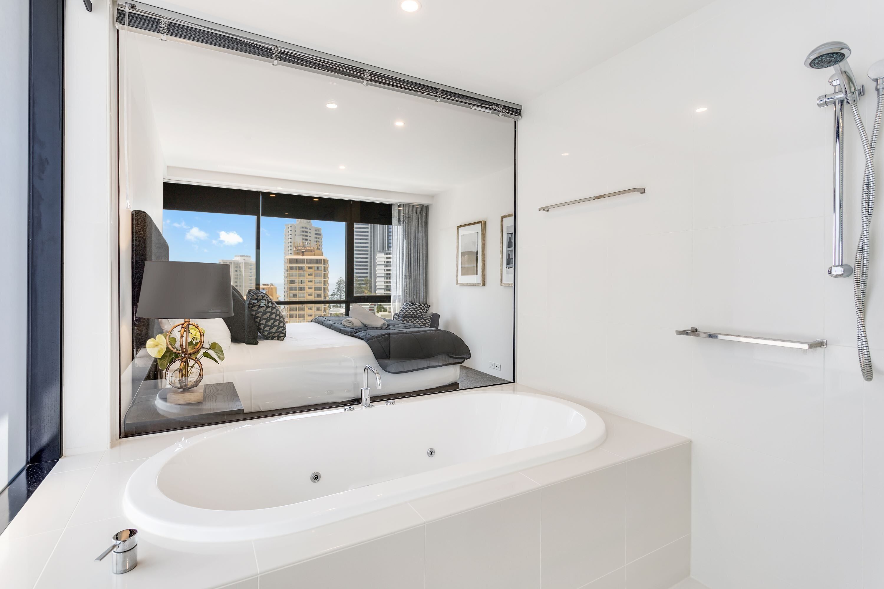 Circle on Cavill Ocean View — image 11