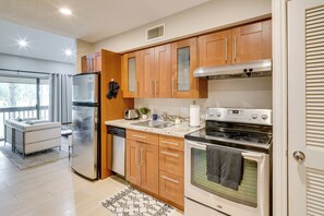 Kühlschrank, Mikrowelle, Herdplatte, Geschirrspüler