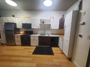 ثلاجة، ميكروويف، فرن، موقد طهي مسطح