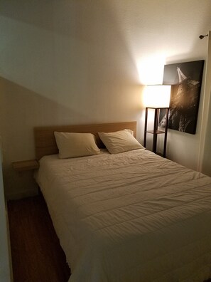 1 habitación, caja de seguridad en la habitación y escritorio 