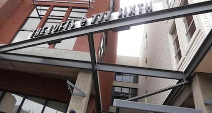 REMODELED Charming GasLamp Studio Loft with Balcony