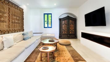 Een smart-tv en een stereo