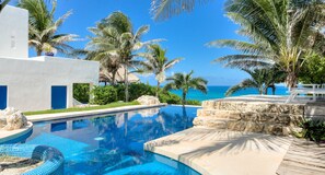Outdoor pool - Luxury Ocean Front Villa,  6BR (12 pax) Breakfast includes + infinity pool (Isla Mujeres)