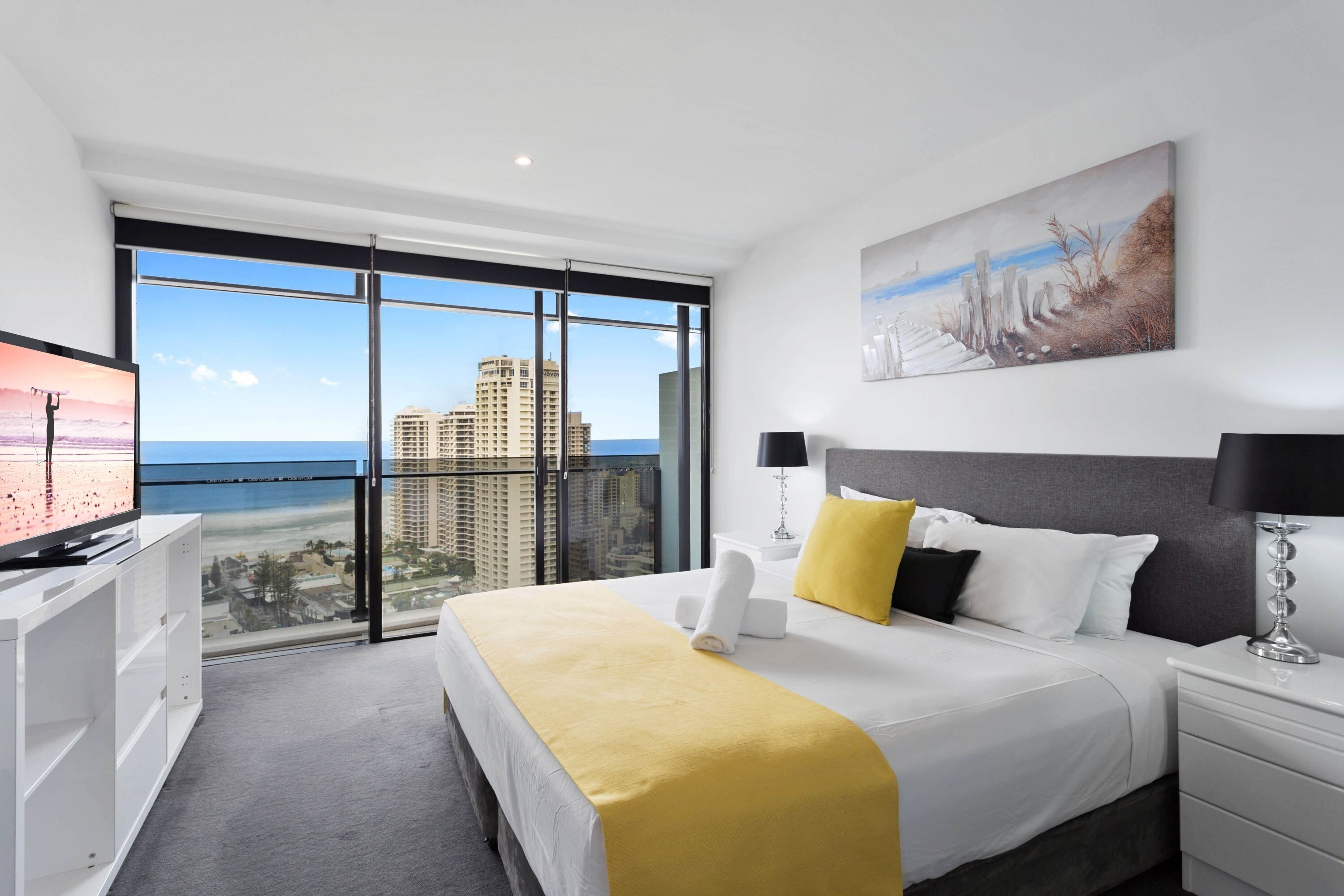 Circle on Cavill Ocean & River Views — image 7