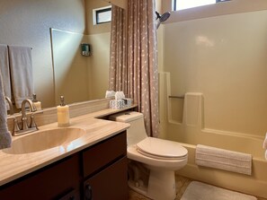 Duschwanne, Haartrockner, Handtücher, Seife