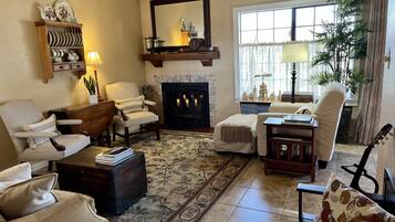 Smart-TV, Kamin, Videospiele, DVD-Player