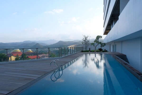 2 kolam renang outdoor