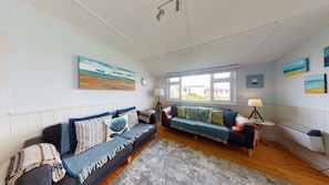TV - Porthpean envelops you in its calm and comfortable space the moment you arrive (Hayle)