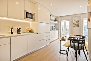 Fridge, microwave, oven, dishwasher - BmyGuest Bruno's 36 Exclusive Apartments III (C98) (Lisboa ciudad)