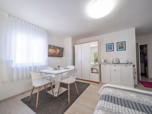 3 bedrooms, iron/ironing board, WiFi