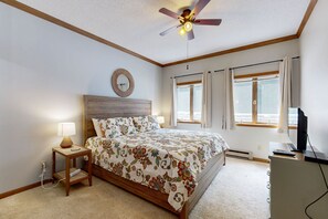 2 bedrooms, iron/ironing board, Internet, bed sheets