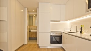 Wasserkocher mit Kaffee-/Teezubehör, Kühlschrank, Mikrowelle, Ofen