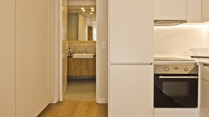 Wasserkocher mit Kaffee-/Teezubehör, Kühlschrank, Mikrowelle, Ofen