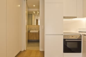 Wasserkocher mit Kaffee-/Teezubehör, Kühlschrank, Mikrowelle, Ofen