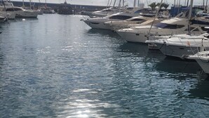 Un port de plaisance où sont amarrés de nombreux voiliers.