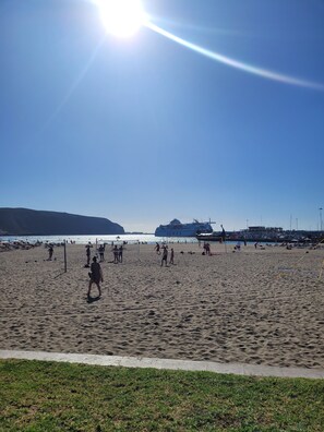 Playa en los alrededores y camastros