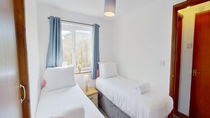 3 chambres, fer et planche à repasser, draps fournis