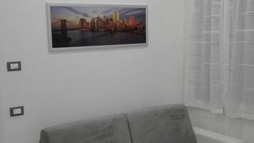 Een televisie en boeken