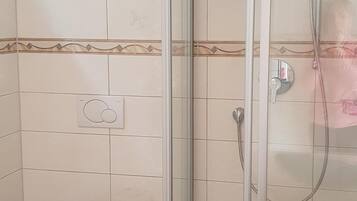 Een haardroger, handdoeken, zeep, toiletpapier