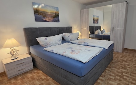2 bedrooms, iron/ironing board, WiFi, bed sheets. "Quiet Harbor"
