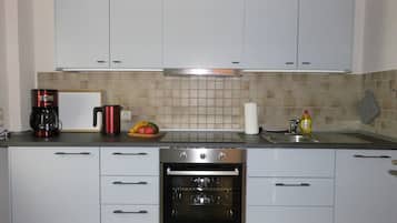 Kühlschrank, Mikrowelle, Herdplatte, Geschirrspüler