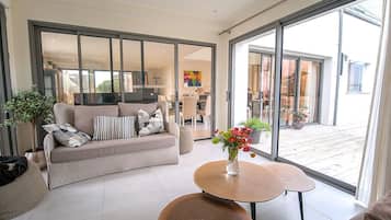 TV connectée, cheminée, lecteur de DVD, baby-foot